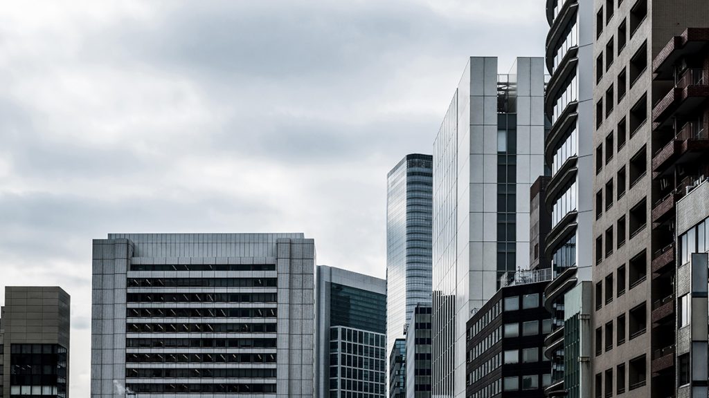 Photographie d'un centre ville ultra moderne avec des bureaux d'entreprises